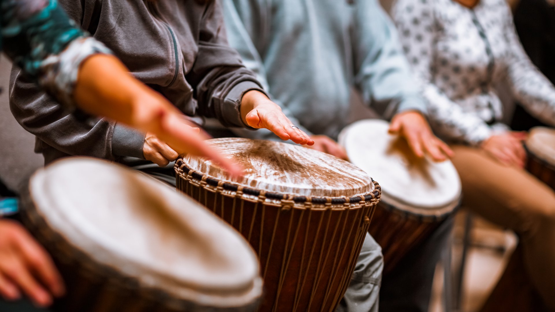 Gruppe macht Musiktherapie mit Trommeln. Copyright: lightpoet | stock.adobe.com | 93107405