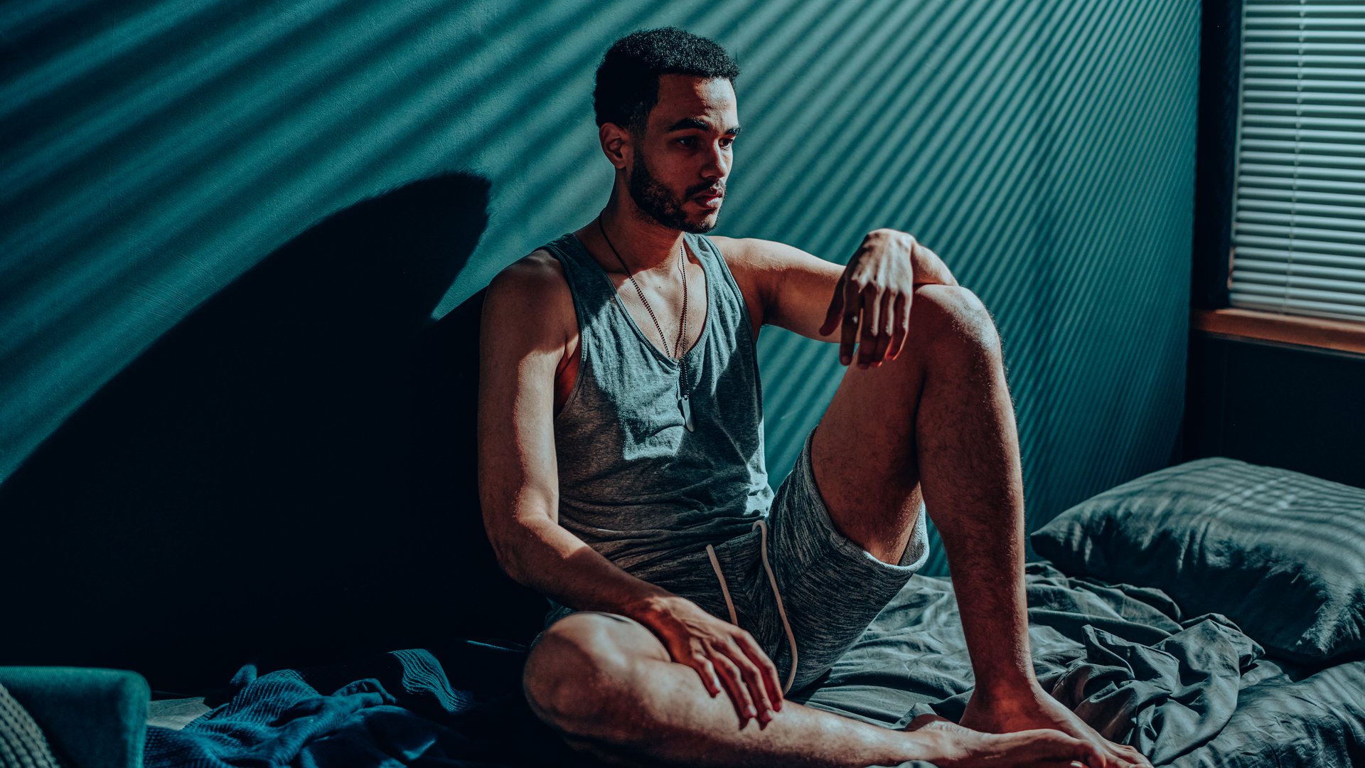 Mann nachdenklich auf seinem Bett PRIVATKLINIK REGENA. Copyright: pressmaster | stock.adobe.com | 535501343